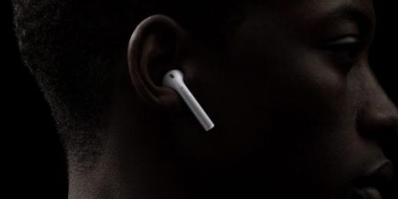 Apple    AirPods